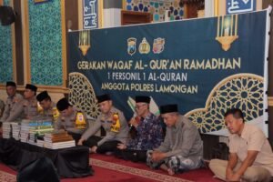 Sambut Ramadhan Polres Lamongan Waqaf 973 Al-Qur’an ke Masjid dan Mushola