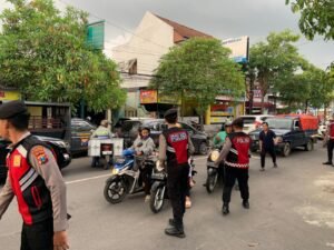 Ramadhan Berkah Polres Tulungagung Berbagi Takjil Jelang Buka Puasa