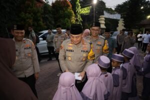 Safari Ramadhan ke Jajaran, Kapolrestabes Surabaya Beri Taliasih untuk Anak Yatim