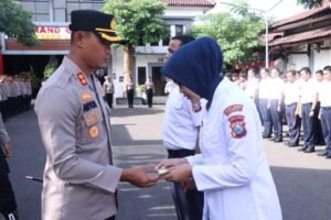Kapolres Ponorogo Beri Kartu BPJS Ketenagakerjaan untuk 97 PH