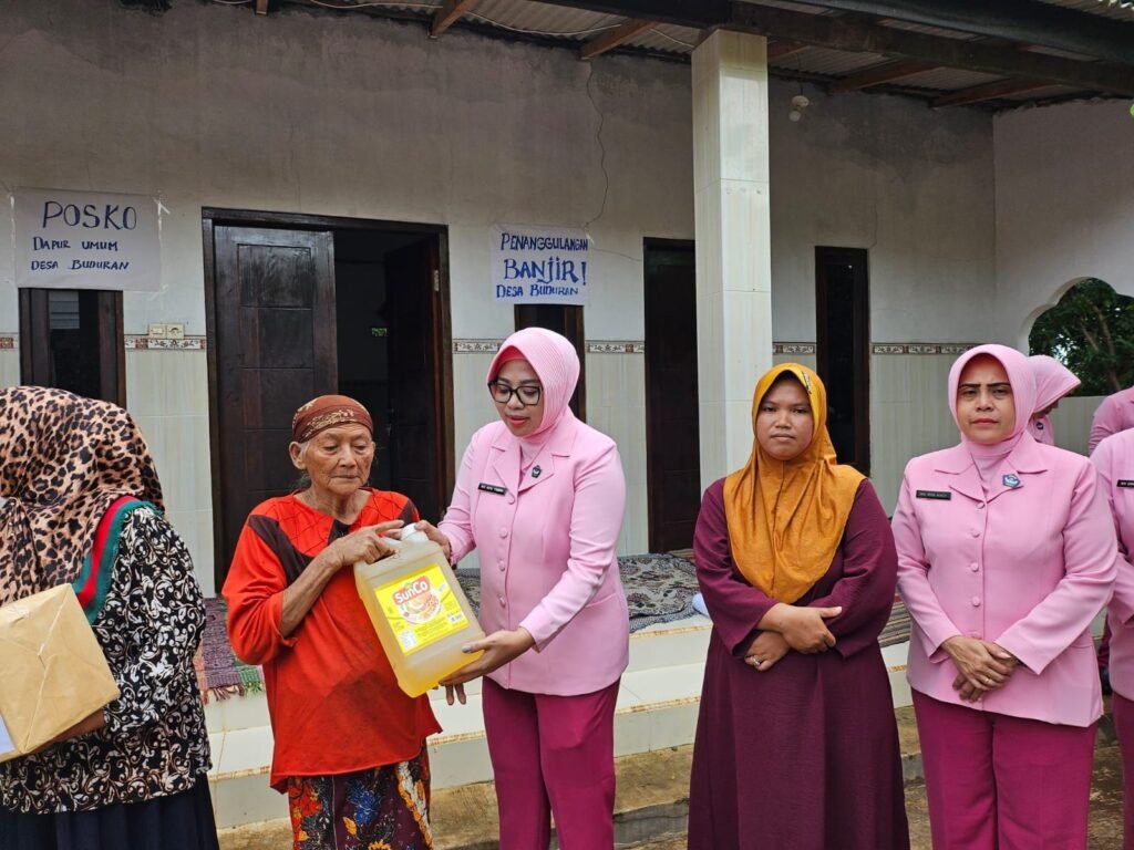 Polres Bangkalan dan Bhayangkari Salurkan Bansos untuk Warga Terdampak Banjir di Arosbaya