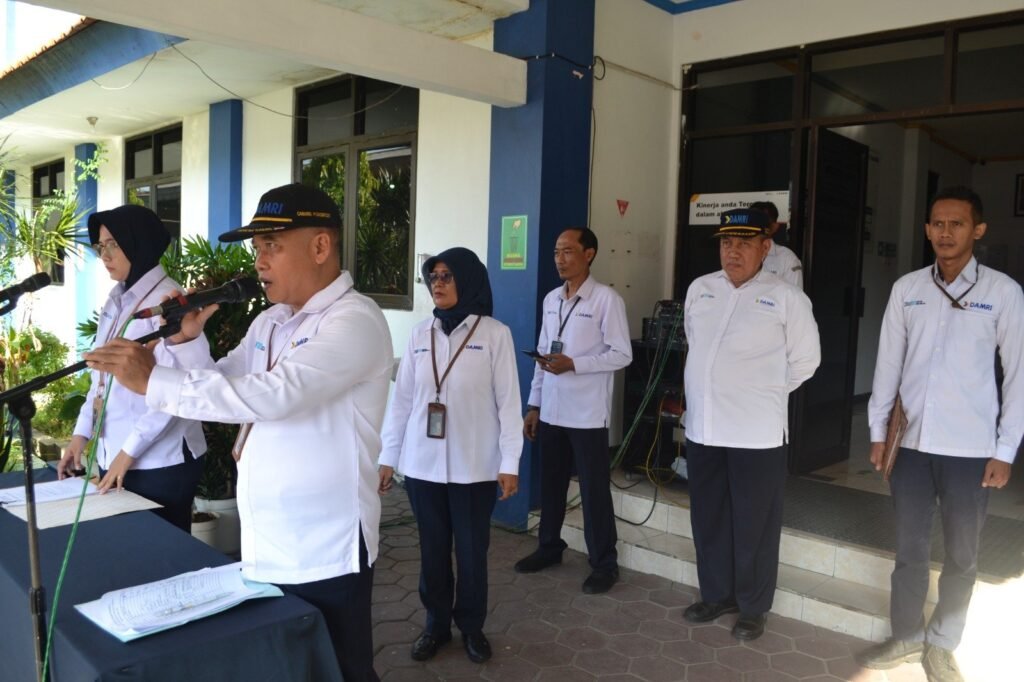 DAMRI Cab surabaya adakan upacara hari kebangkitan nasional