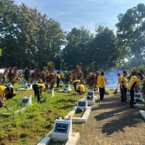 Sambut Hari Bhayangkara ke-78, Polres Malang Bersih-bersih TMP Prayuda Nirwana