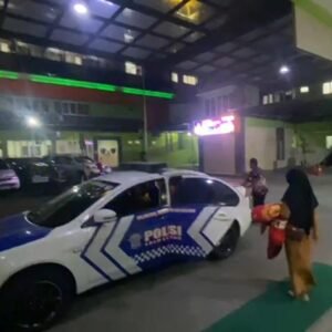 Gerak Cepat Anggota Patwal Polres Nganjuk Tolong Perempuan Alami Pendarahan