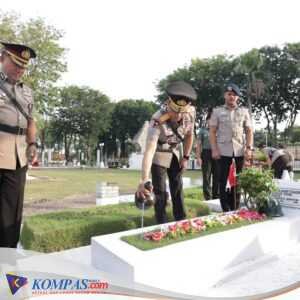 Maknai Perjuangan, Waka Polda Jatim Pimpin Ziarah ke Makam Pahlawan di Hari Bhayangkara ke – 78