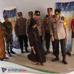 Sujud Syukur Keluarga Penerima Bedah Rumah Presisi dari Polres Bojonegoro
