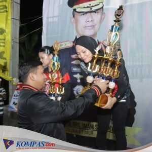 Hari Bhayangkara ke-78, AKBP Bimo Tutup dan Serahkan Hadiah Turnamen Bola Voli Kapolres Kediri Cup 2024