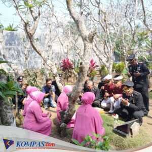 Peringati Hari Bhayangkara ke-78, Polres Malang Ziarah Serentak ke Makam Korban Tragedi Kanjuruhan