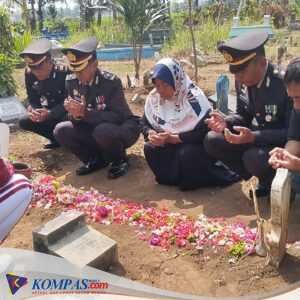 Polres Malang Ziarah ke Makam Korban Peristiwa Kanjuruhan di Hari Bhayangkara ke – 78
