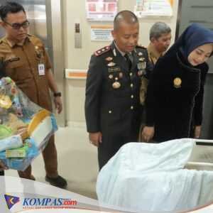 Kapolres Mojokerto Beri Kado untuk 3 Bayi Lahir di Hari Bhayangkara ke – 78