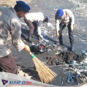 Hari Kelautan Nasional, Polres Probolinggo Bersama Masyarakat Bersihkan Pantai