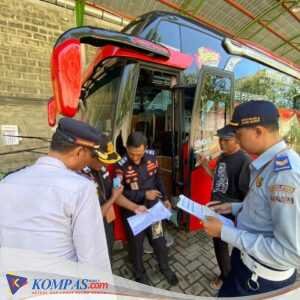 Gelar Program Unggulan Mahameru Lantas, Polisi Inspeksi Armada Bus di Ponorogo
