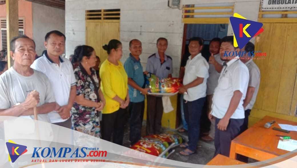 Pj kepala Desa Ombolata Sawo Salurkan Beras Kepada Masyarakat