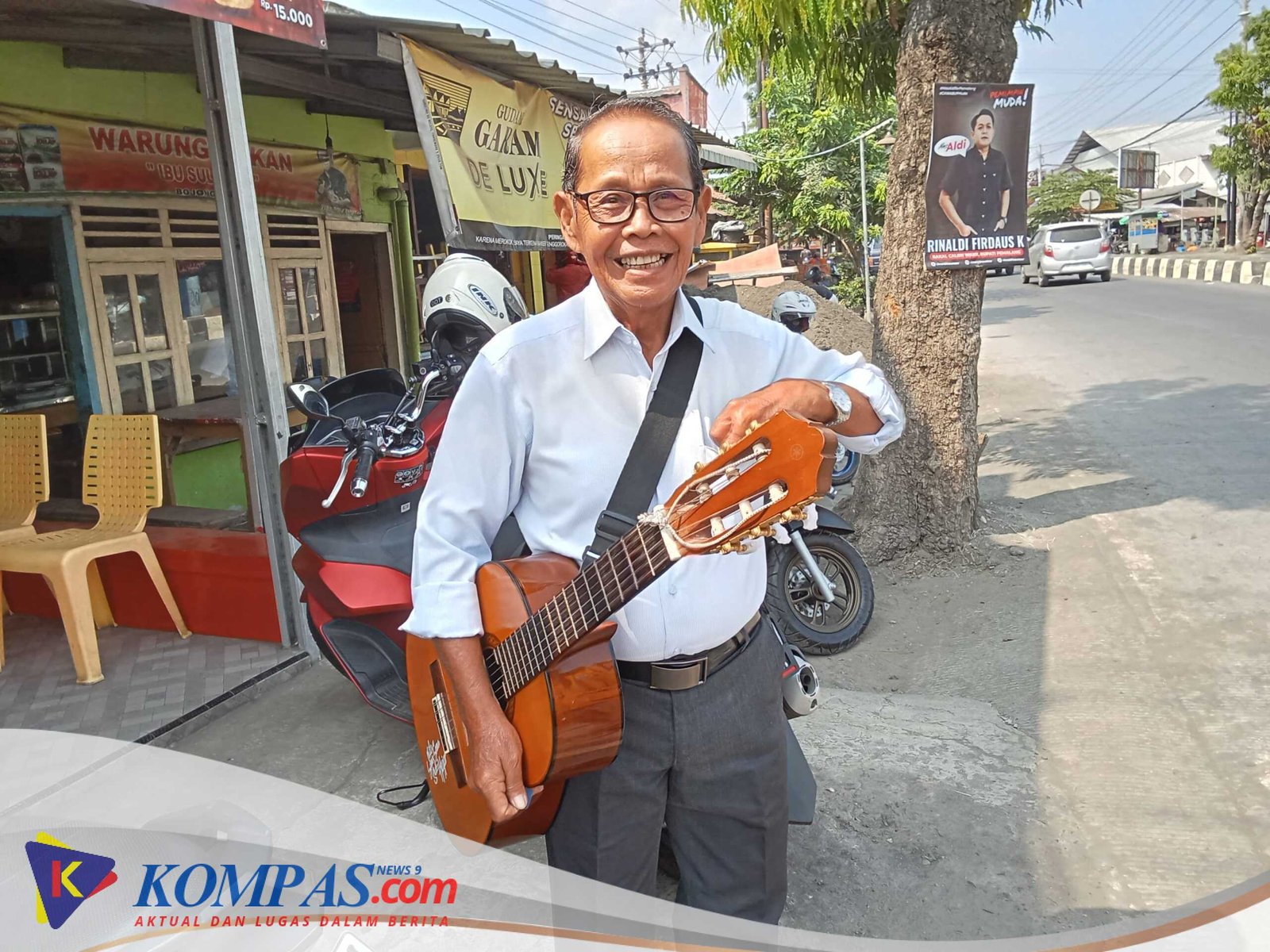 Diusia Senja Pengamen Tua Ini Selalu Berpenampilan Necis Bak Pegawai Kantoran