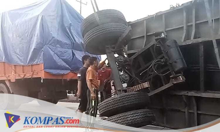 Truk Gandeng Terguling Melintang Di Jalan Raya Petarukan Pemalang