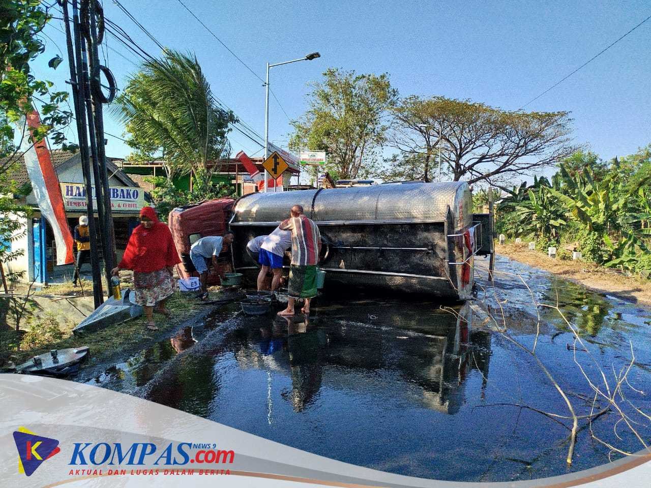 Polisi dan Warga Bantu Evakuasi Truk Minyak Goreng 7 Ton Terguling di Mojokerto