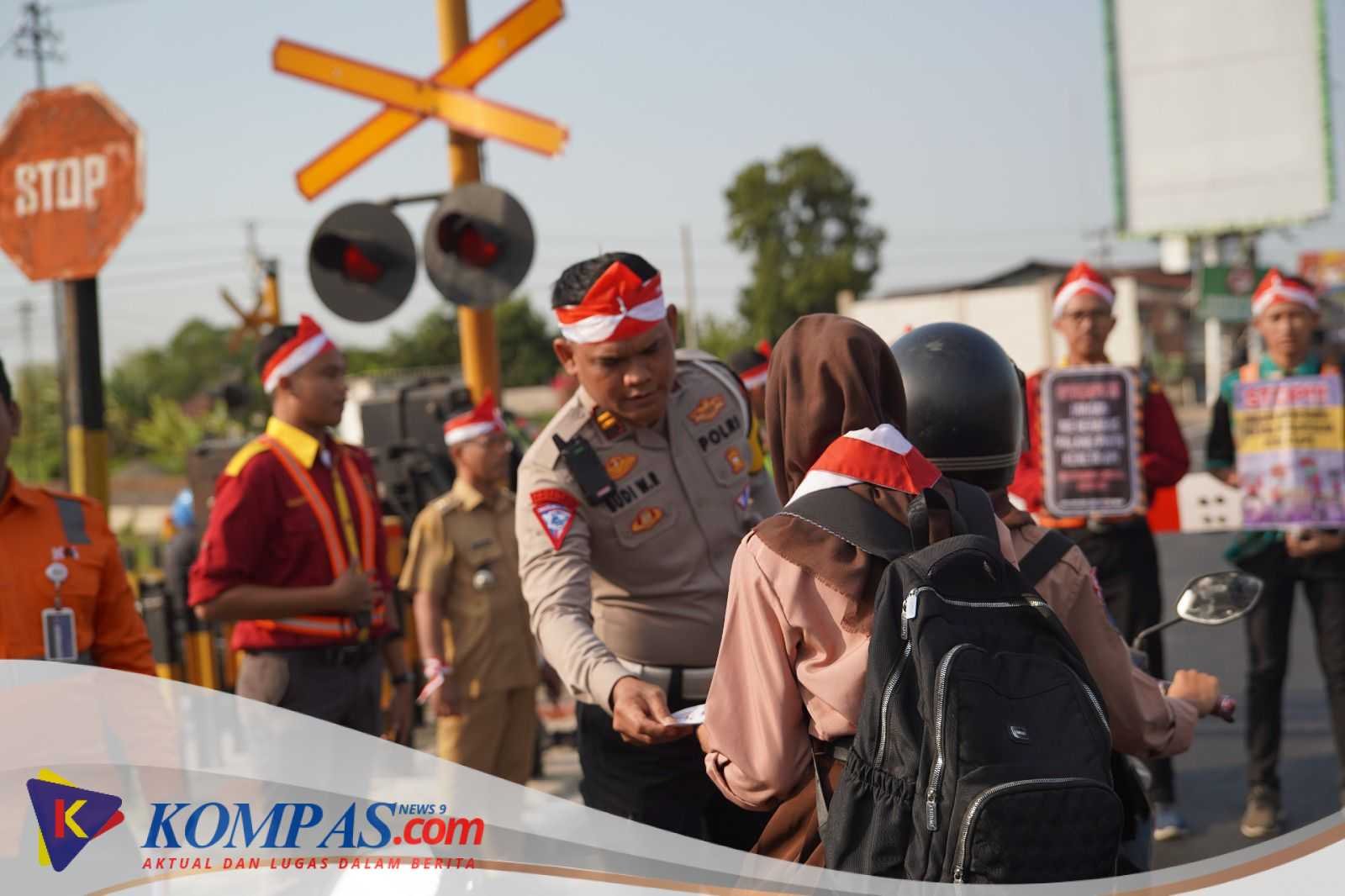 Sat Lantas Polres Kediri bersama Daop 7 Madiun Laksanakan Sosialisasi Keselamatan Berlalu Lintas di Perlintasan Sebidang