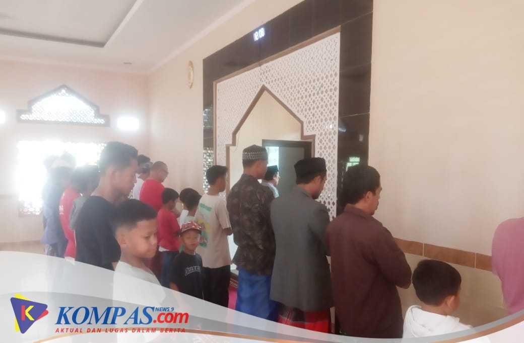 Menuju Family Gathering Keluarga Pengusaha Air Mineral eC3 : di Awali Sholat Berjamaah