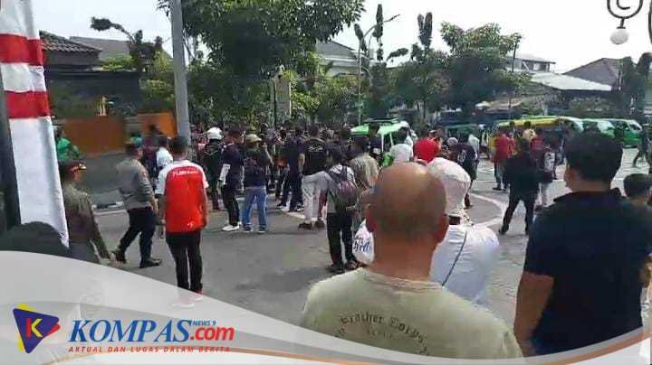 Bentrok Sopir Angkot vs Driver Ojol di Balai Kota Sukabumi