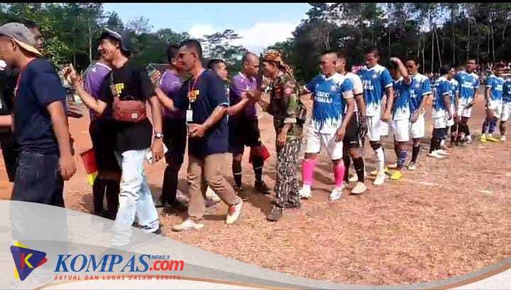 Di Puncak Turnamen Sepak Bola Dalam Rangka HUT RI Ke-79, Desa Cibadak menghadirkan Pemain Persib Bandung Legen