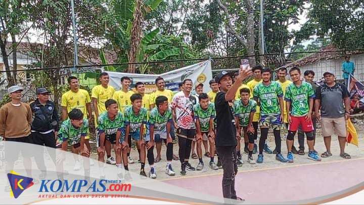 Kehadiran Kifly Konten kreator di Turnamen Volly Kepala Desa Cipanengah Cup.