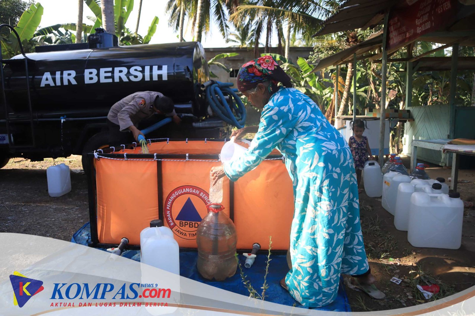 Polres Malang Bantu Warga Terdampak Kekeringan dengan Kirim Ribuan Liter Air Bersih