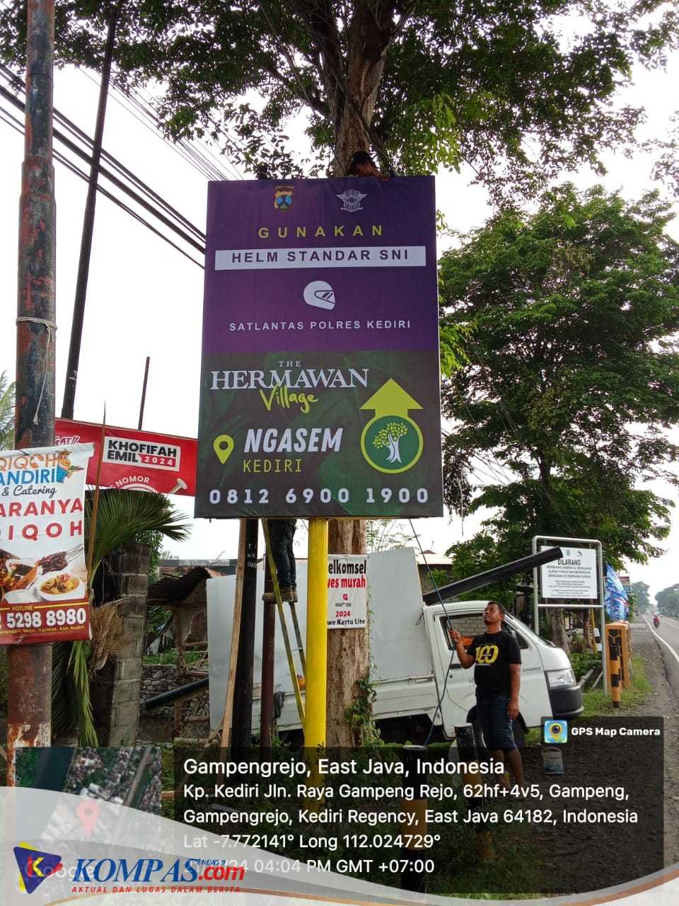 PEDULI KESELAMATAN BERLALULINTAS THE HERMAWAN VILLAGE PASANG BANNER HIMBAUAN KESELAMATAN