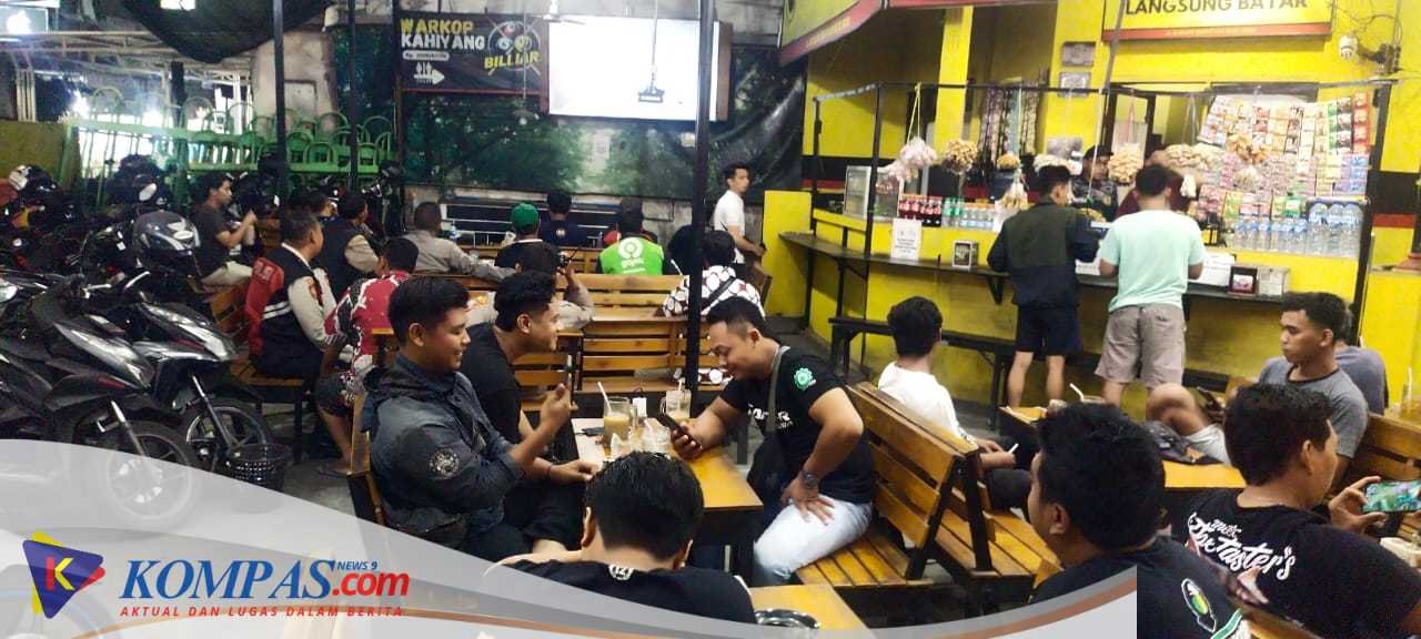 Kapolsek Krian Gelar Nobar Indonesia vs China Bersama Masyarakat