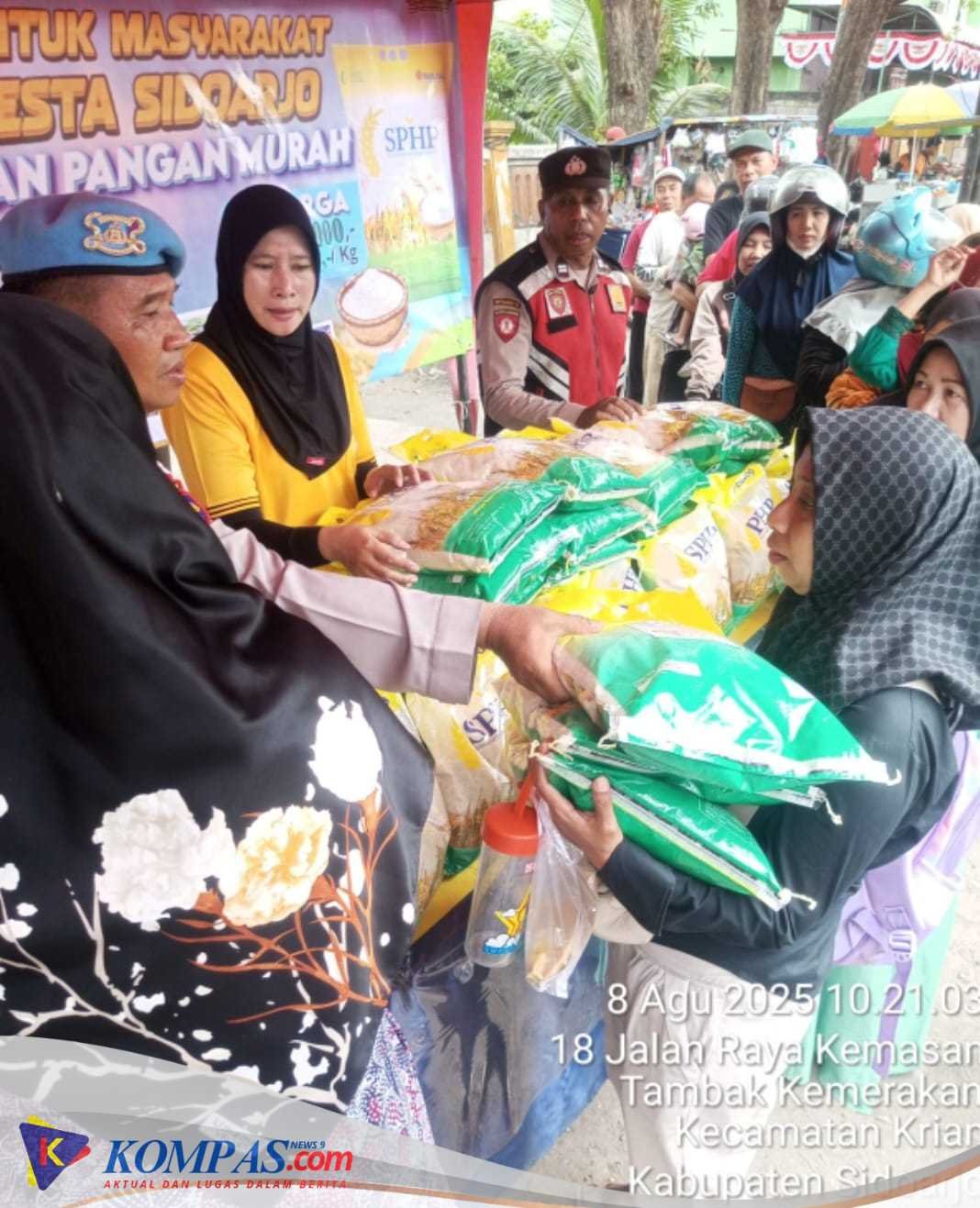 Warga Antusias Serbu Bazar Beras Murah di Polsek Krian