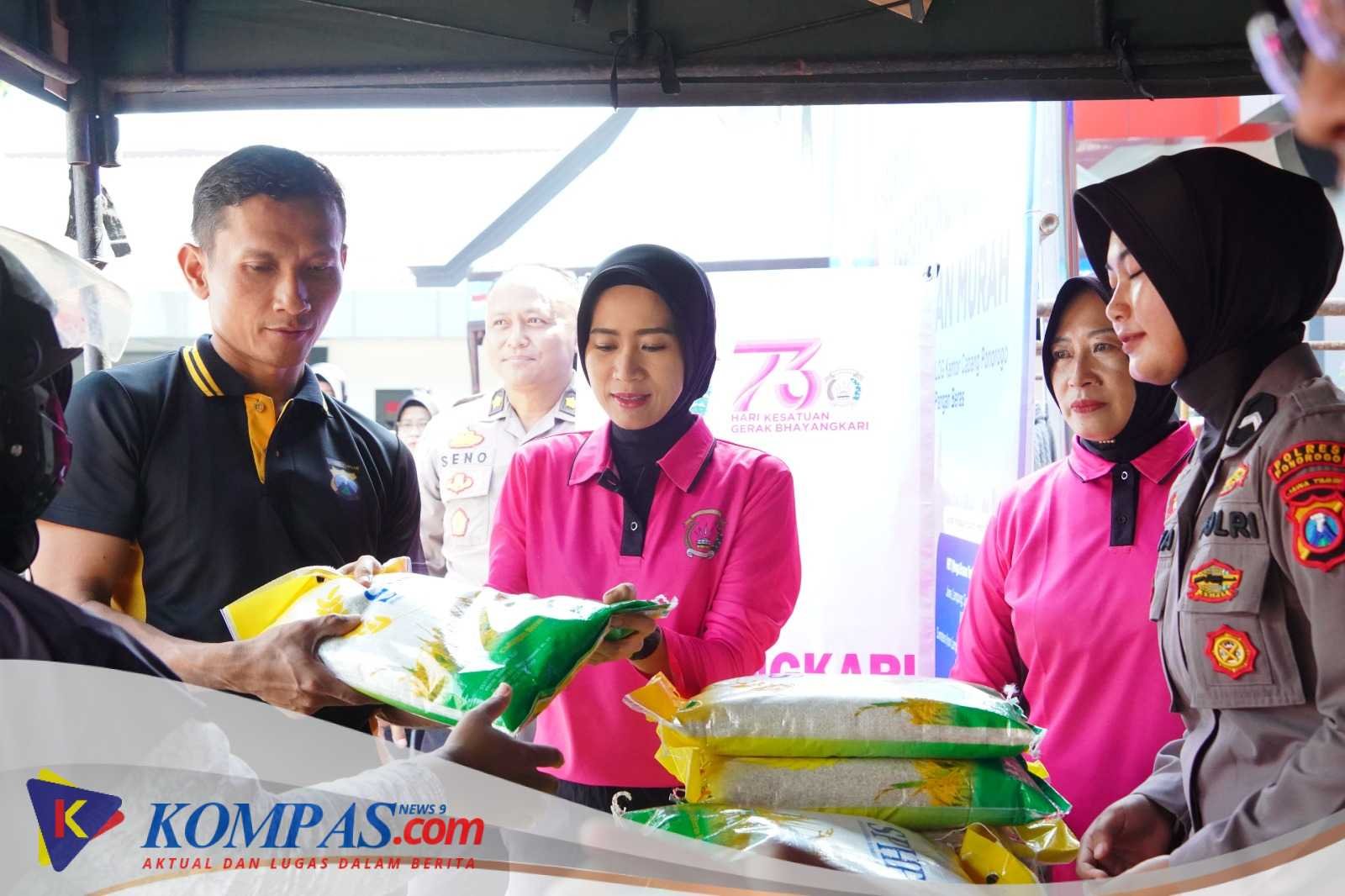 Polres Ponorogo Gelar Pasar Murah, Sediakan 47 ton Beras Warga Sambut Antusias