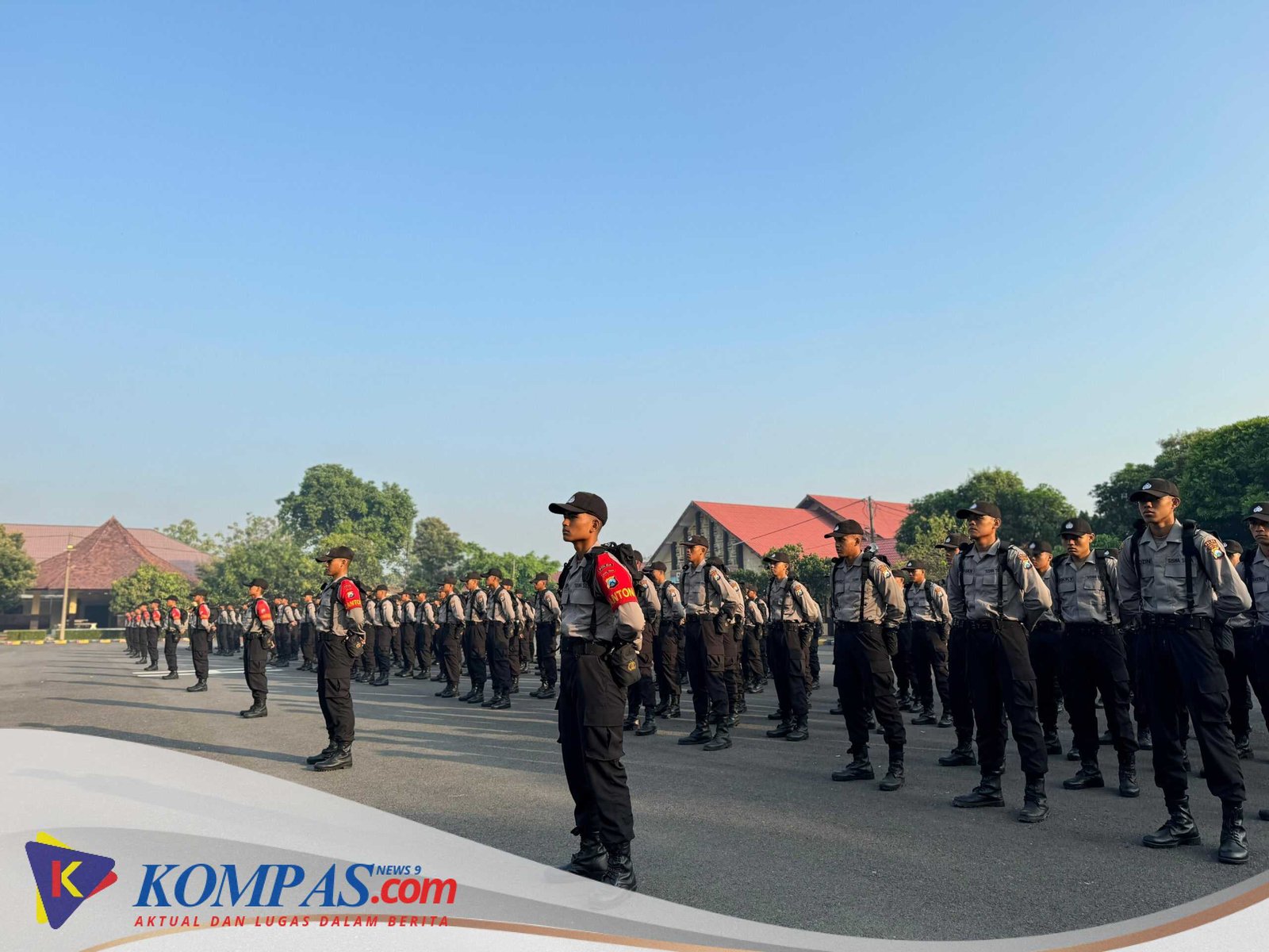 Serasa di Akademi Internasional, Komando ‘Roll Call Begin!’ Menggema di Apel Siswa Bintara SPN Polda Jatim