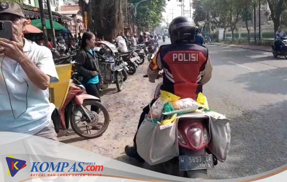 Polsek Krian Jemput Bola, Antar Beras ke Warga yang Membutuhkan