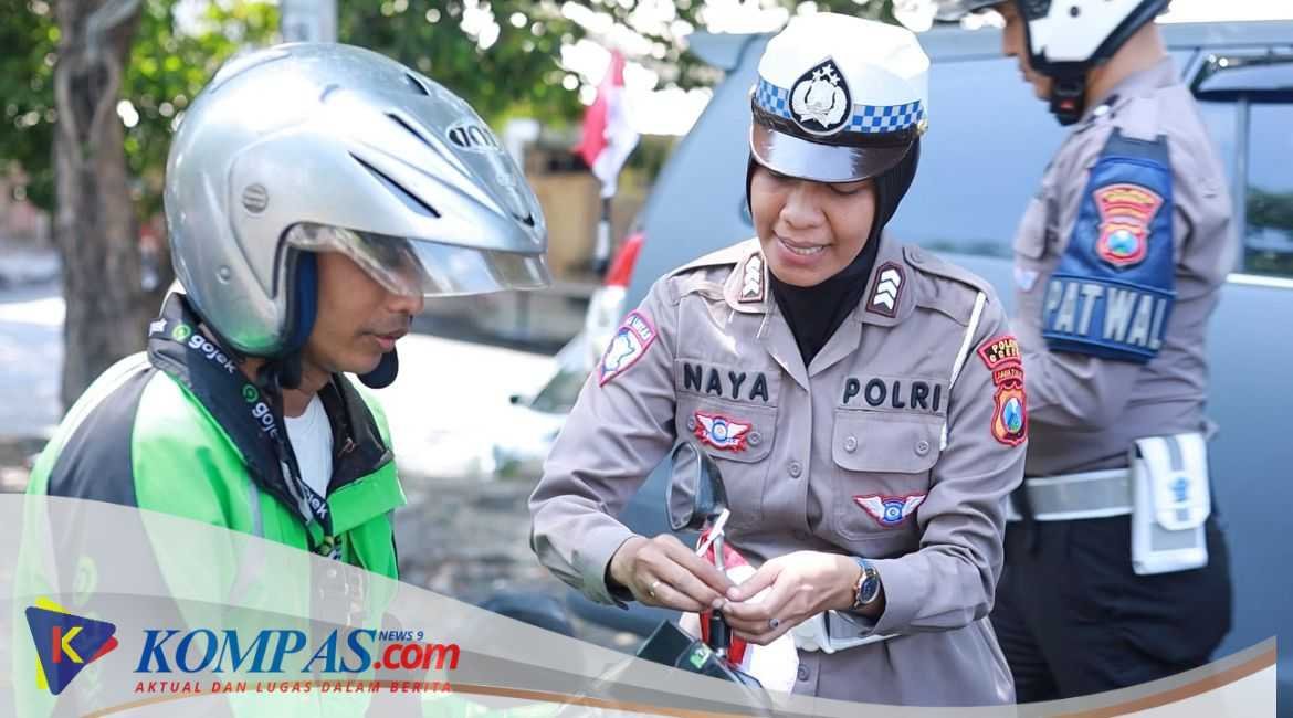 Polres Gresik Bagikan Bendera dan Pin Merah Putih di Jalan Tanamkan Semangat Kemerdekaan