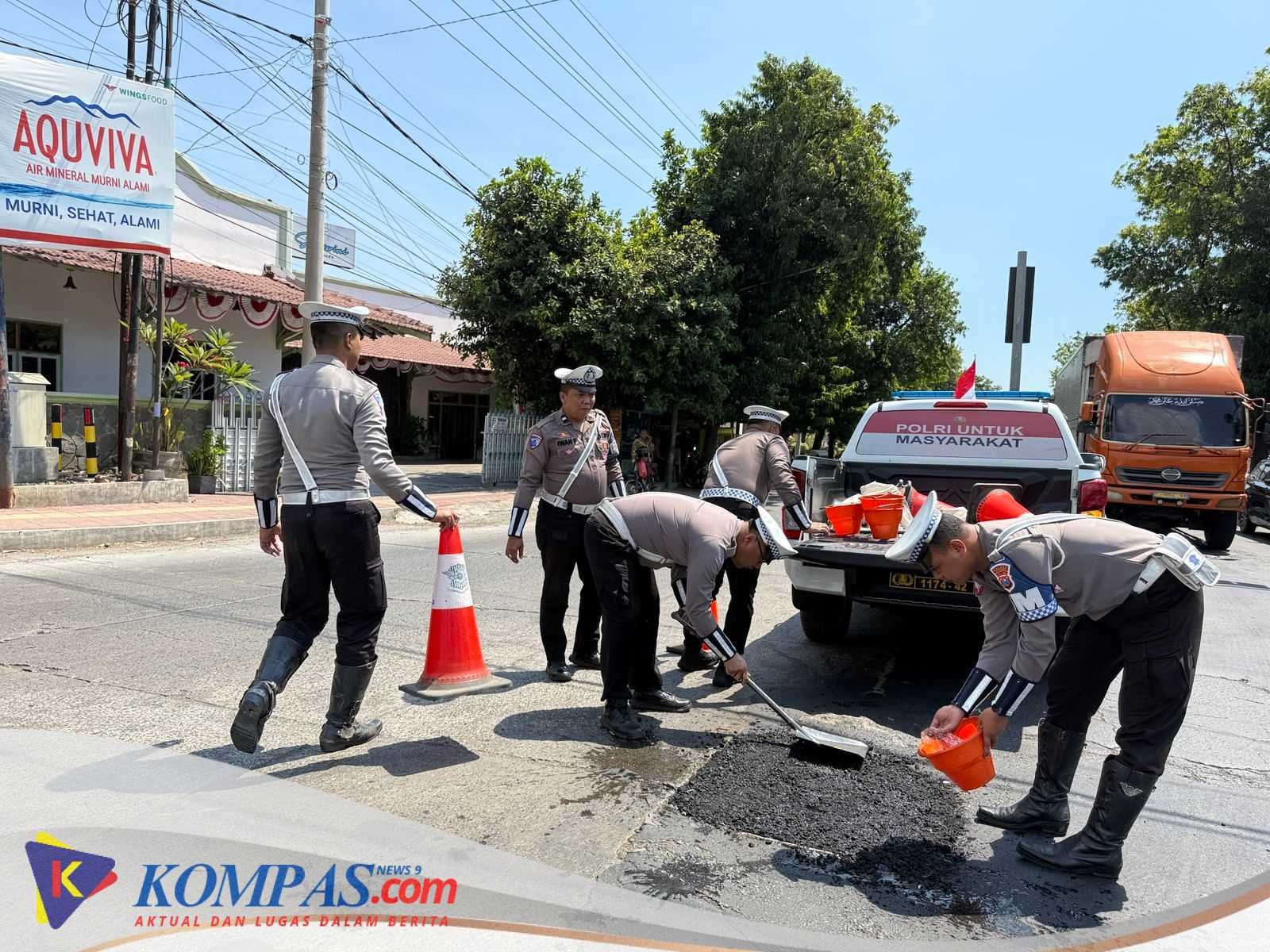 Peduli Keselamatan Masyarakat Polantas Polres Situbondo Tambal Jalan Berlubang Cegah Laka