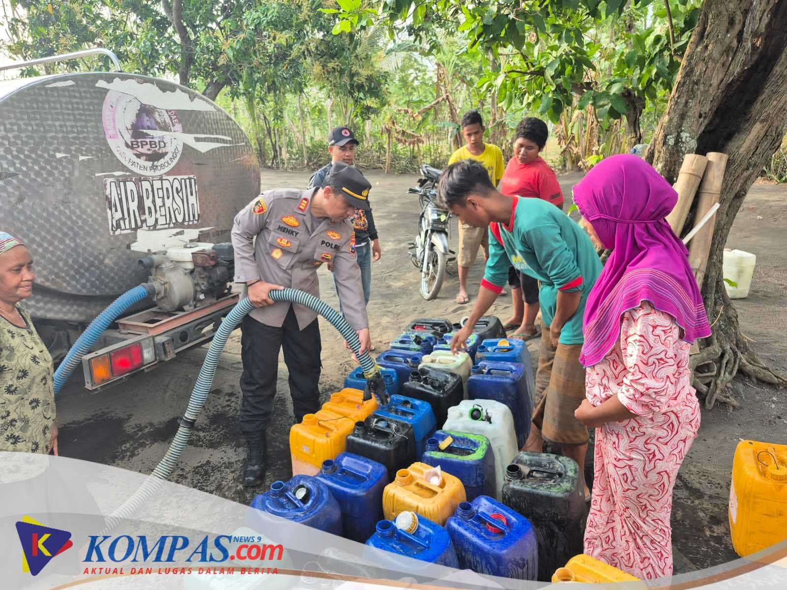 Polres Probolinggo dan BPBD Salurkan Air Bersih untuk Warga Tegalsiwalan Dampak Kekeringan