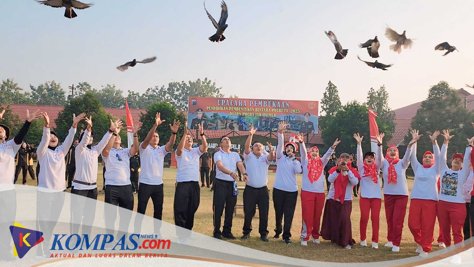 Gelorakan Semangat Kemerdekaan, SPN Polda Jatim Lepas 17 Merpati Gelar Berbagai Lomba Penuh Kebersamaan