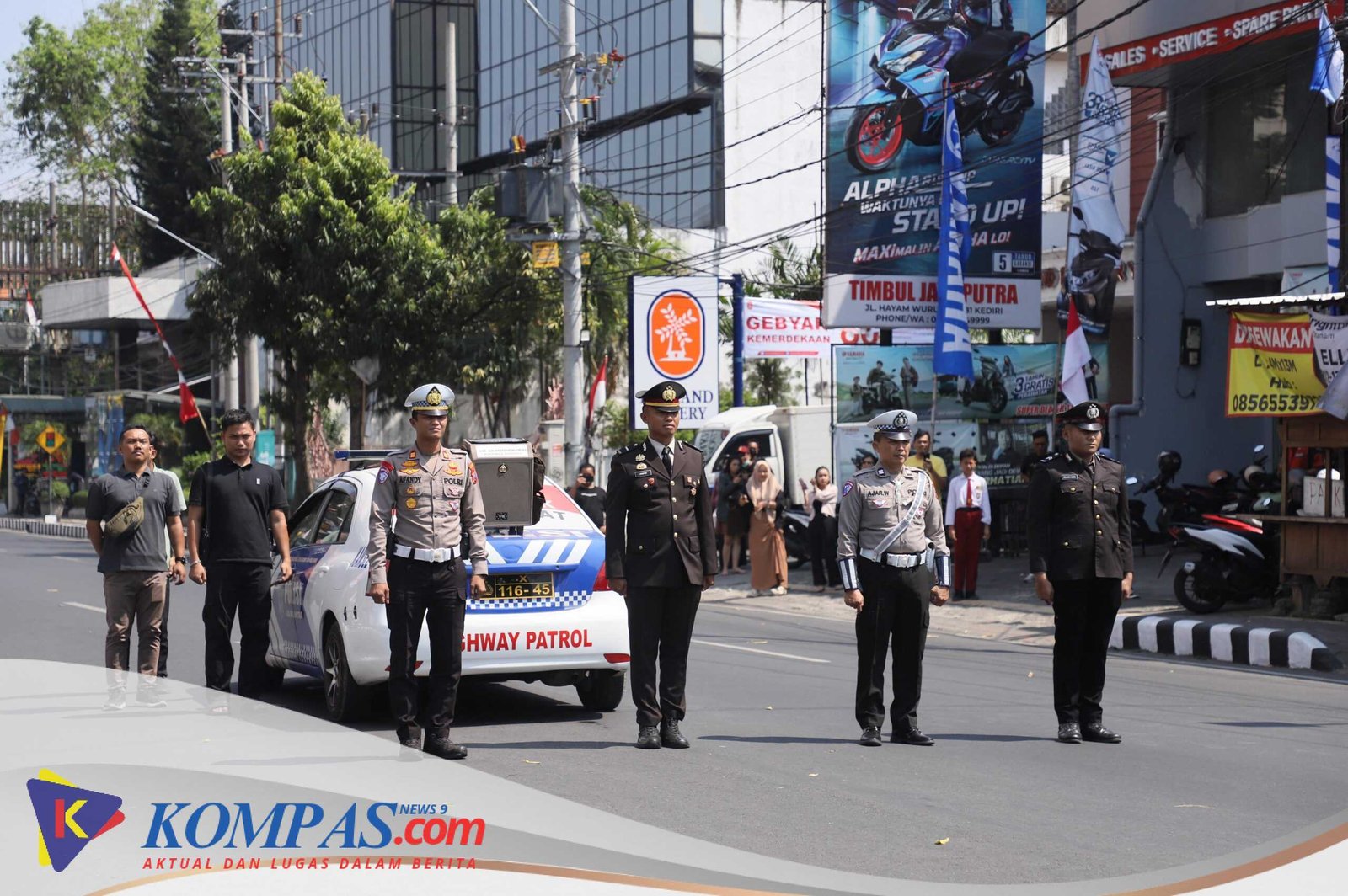 Beberapa ruas jalan Kota Kediri mendadak hening tanpa suara bising kendaraan dalam memperingati Detik-Detik Proklamasi Kemerdekaan RI ke-80