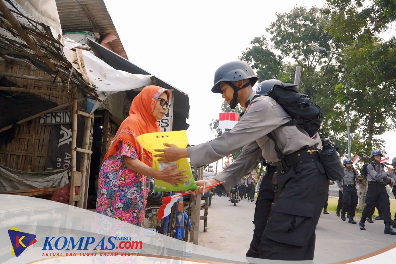 Tanamkan Nasionalisme 247 Siswa SPN Polda Jatim Gelar Ekspedisi Darat, Bagikan 800 Bendera dan Bansos