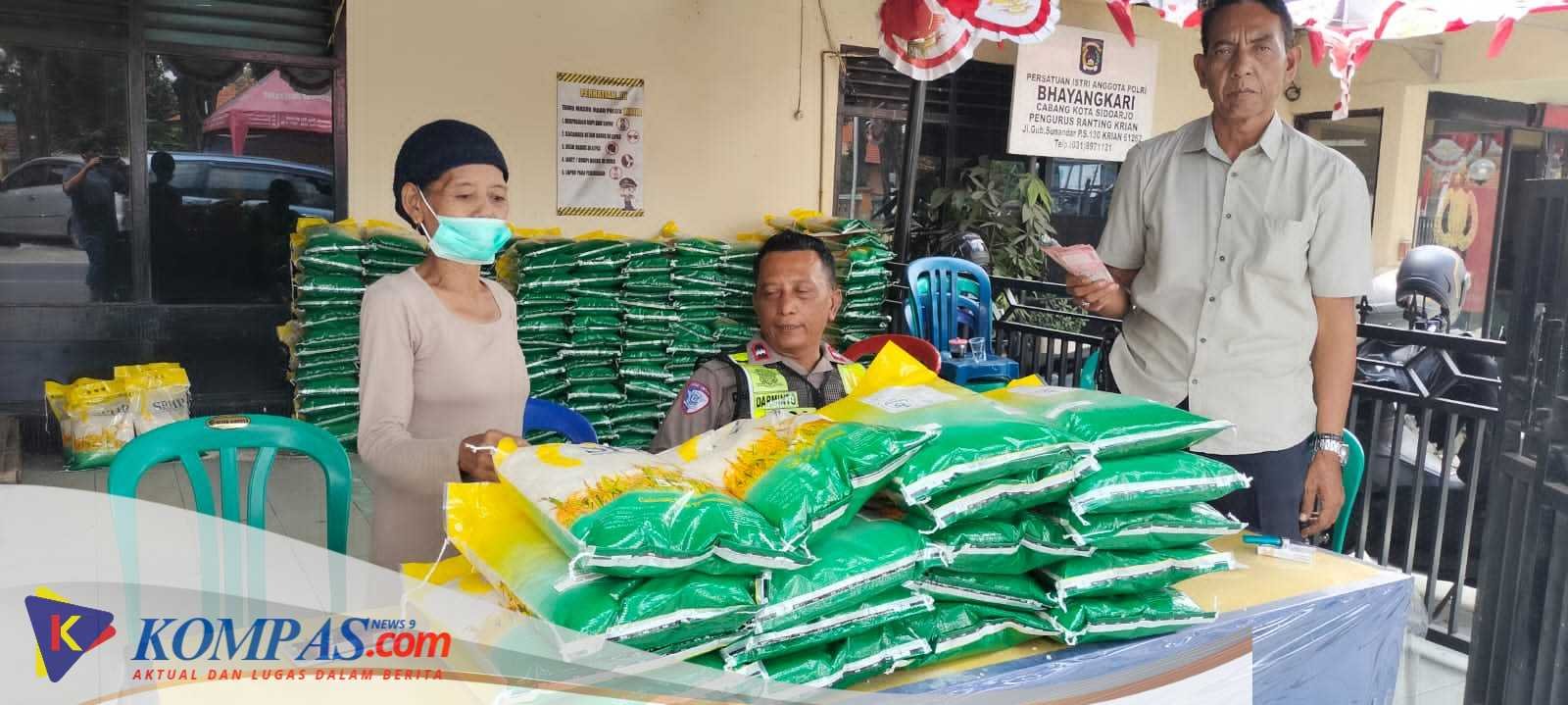 Jualan Beras SPHP,Polsek Krian Laku Laris Manis di Gandrungi Emak Emak
