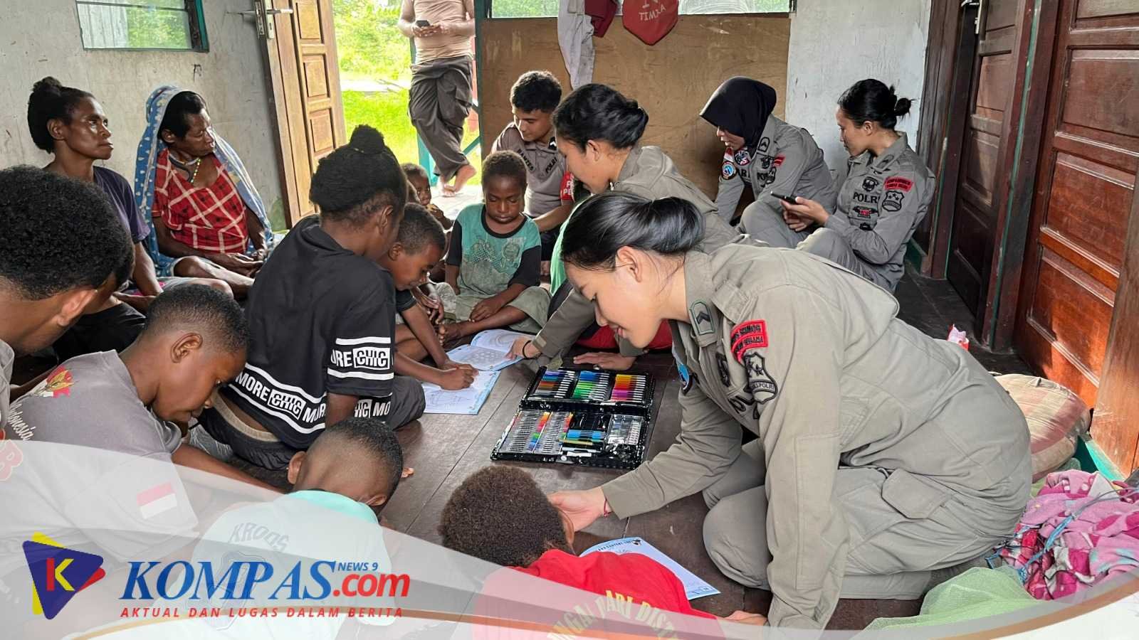 Polri Tanamkan Semangat Belajar kepada Anak-Anak di Kampung Yunad Melalui Pendekatan Humani