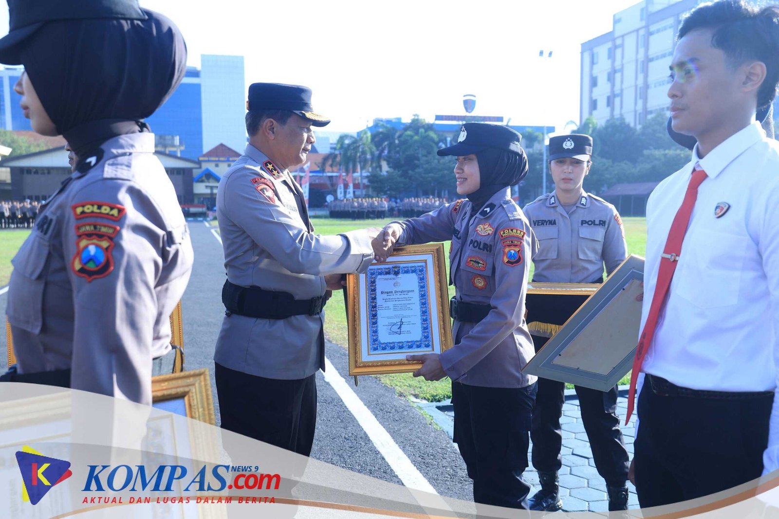 Kapolda Jatim Beri Penghargaan 73 Personel Berprestasi 4 Diantaranya Terima KPLB