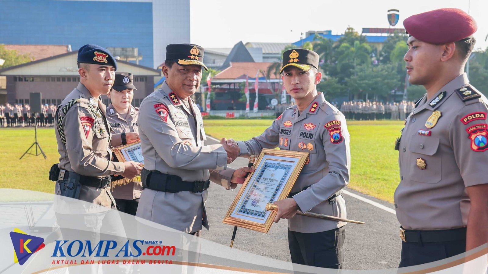 Kapolres Kediri Kota Menerima Penghargaan Dari Kapolda Jawa Timur