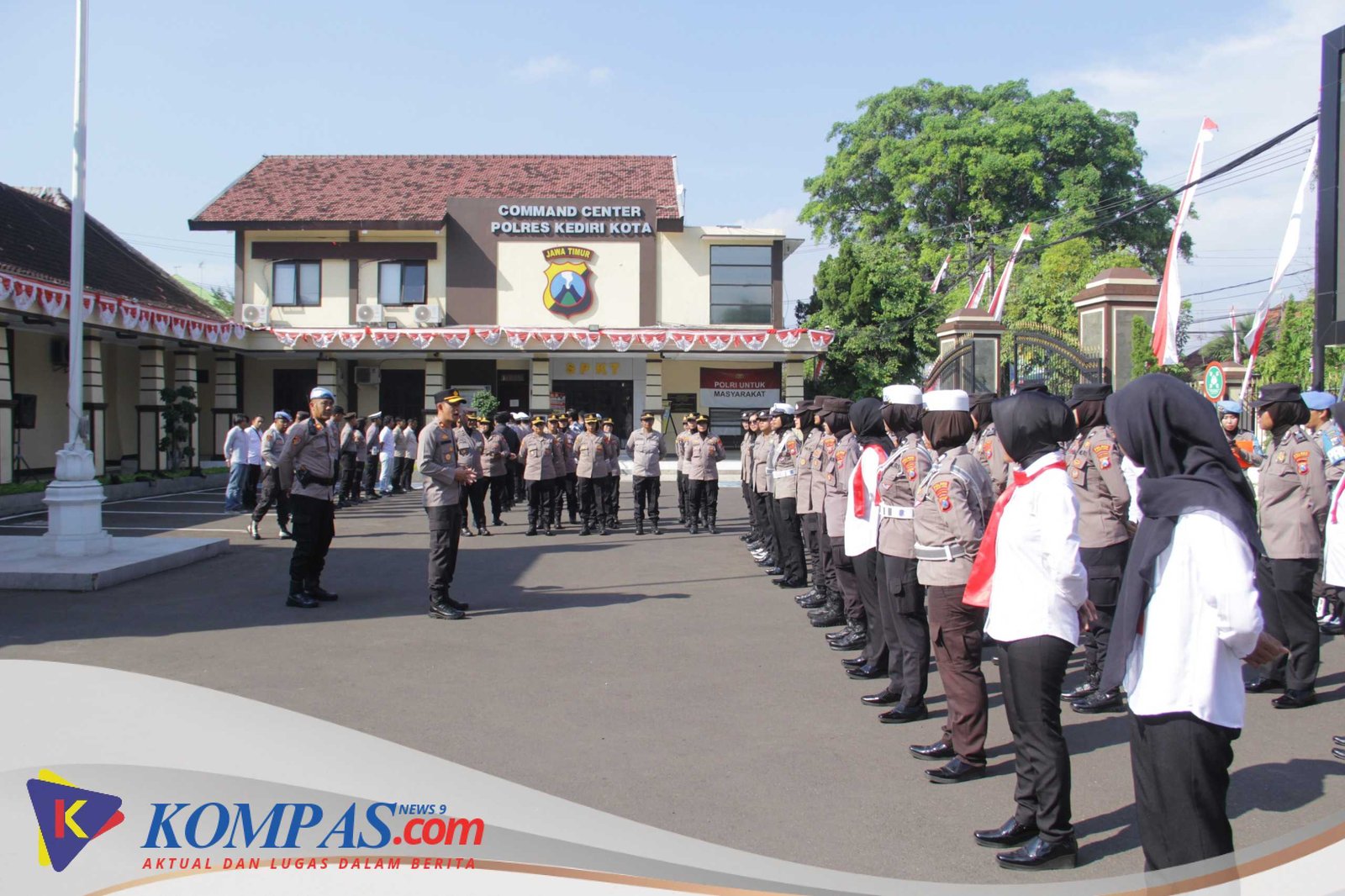 Propam Polres Kediri Kota Tegakkan Disiplin Personil Polwan dalam Apel Peringatan Hari Jadi Polwan ke-77, “Polri untuk Masyarakat”