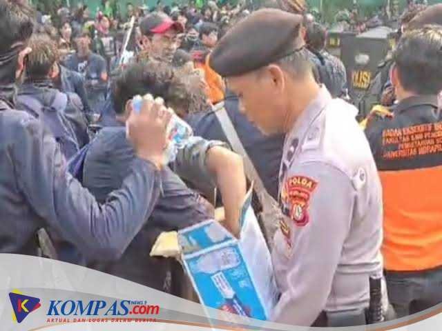 Polisi Bagikan Air Mineral kepada Massa Demo di Senayan