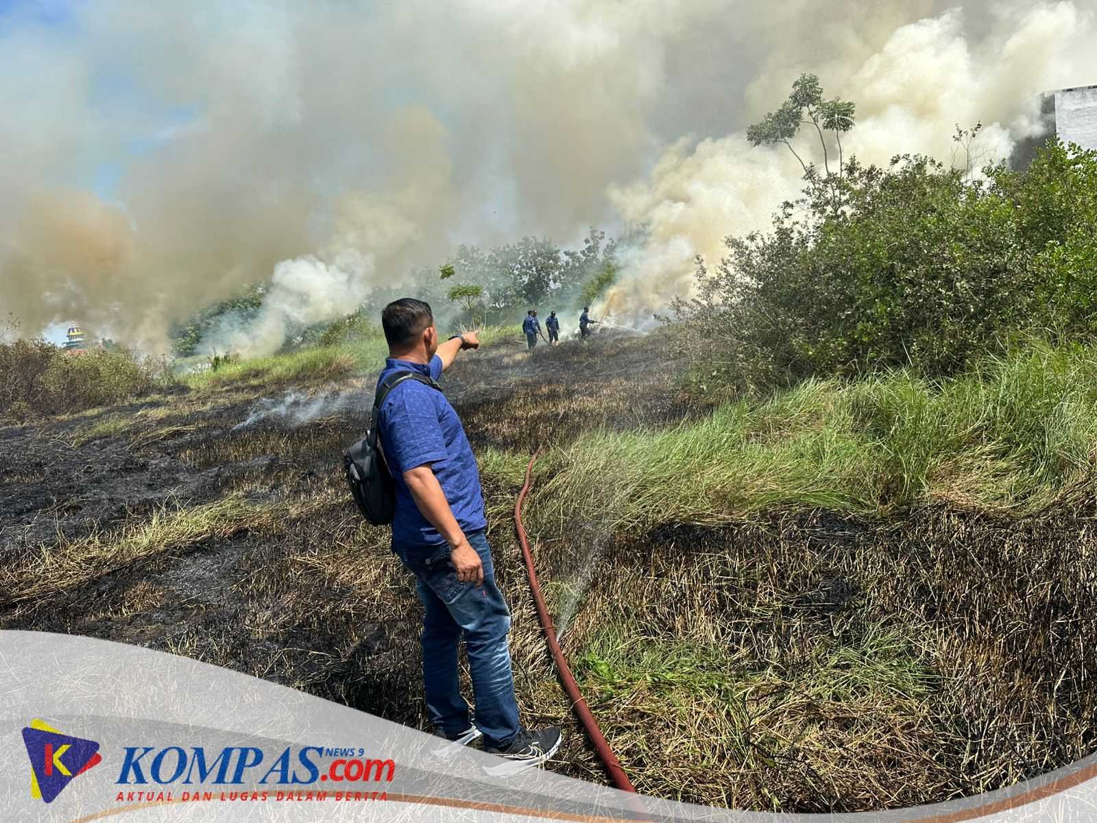 Polsek Krian dan Damkar Berkolaborasi Padamkan Kebakaran Lahan