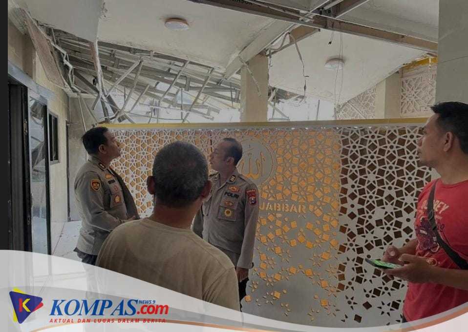 Polisi dan Warga Kembalikan Asa Jamaah Masjid Al Jabar Polsek Tegalsari Pascakerusuhan di Surabaya