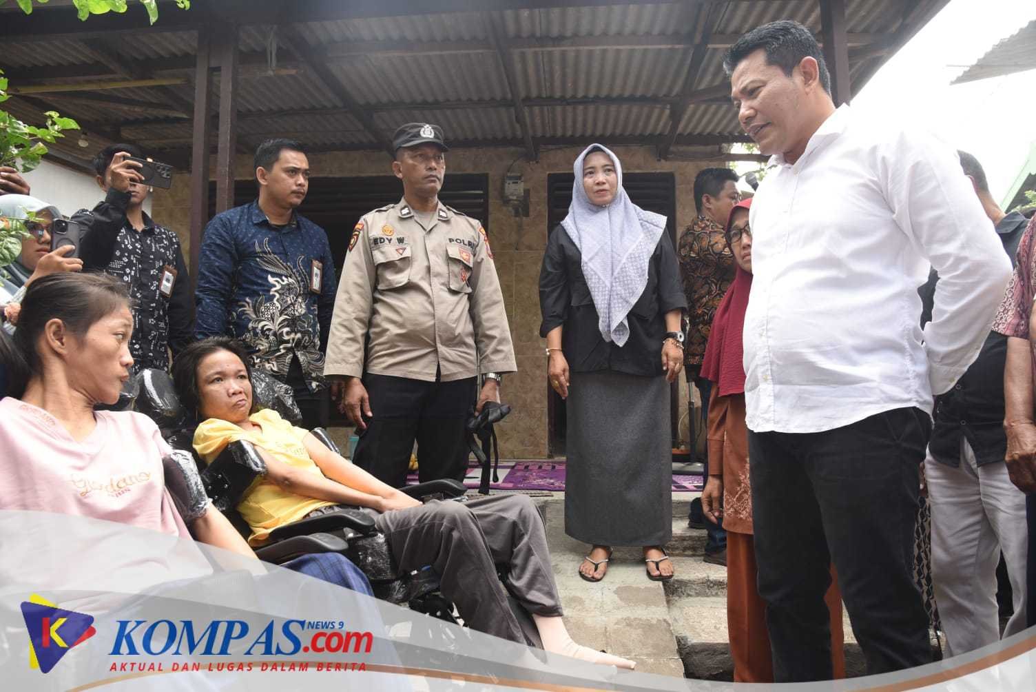 Bupati Sidoarjo Serahkan Bantuan Dua Kursi Roda Sekaligus
