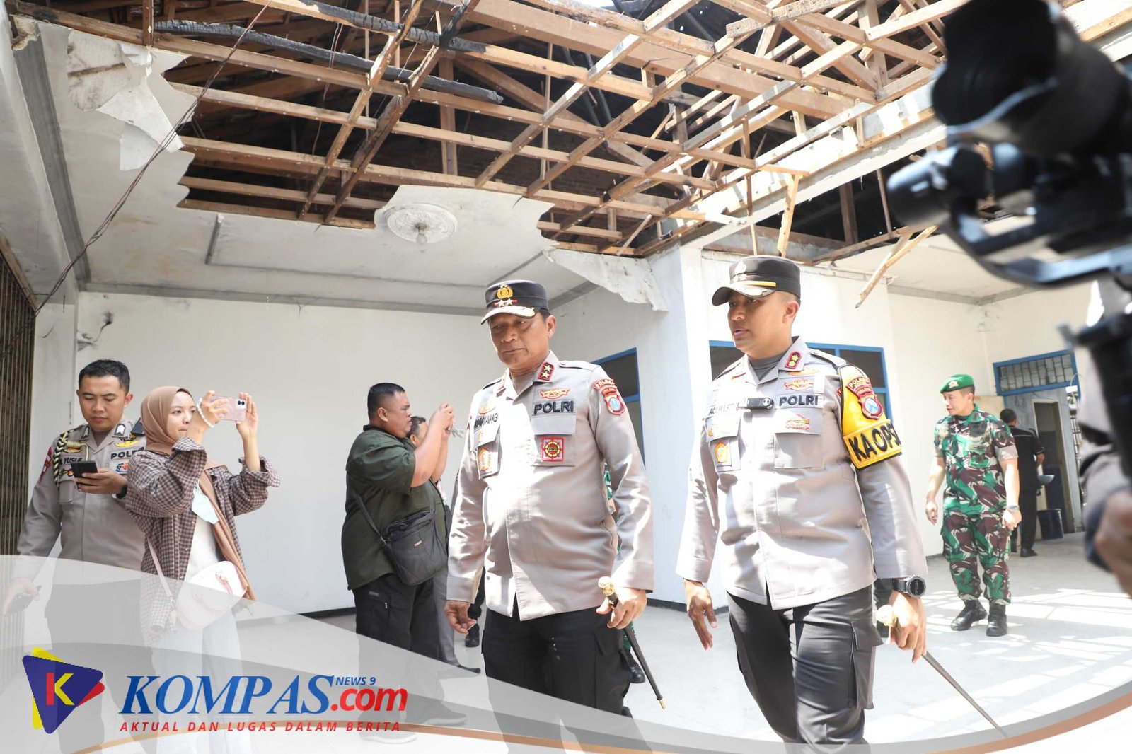 Kapolda Jatim Tinjau Titik Kerusakan di Kediri Raya, Himbau Masyarakat Turut Jaga Kamtibmas