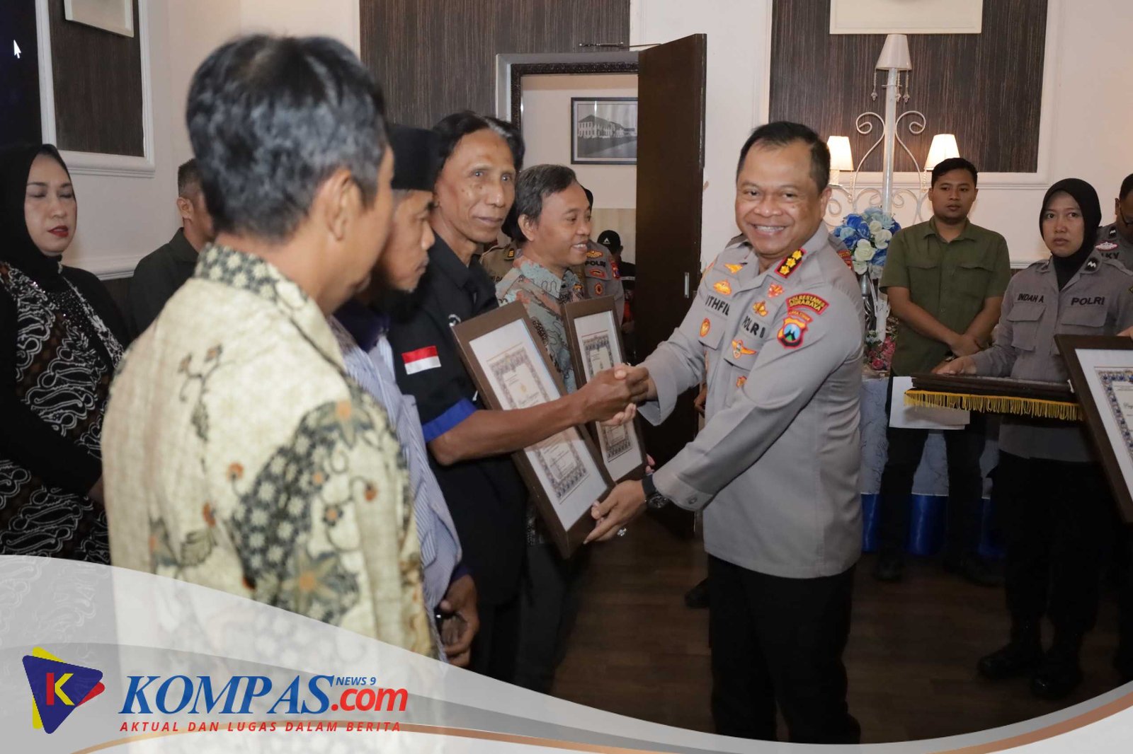 Kapolrestabes Surabaya Beri Penghargaan Kapolsek Wonokromo dan Toga Tomas atas Peran Aktif Jaga Kamtibmas