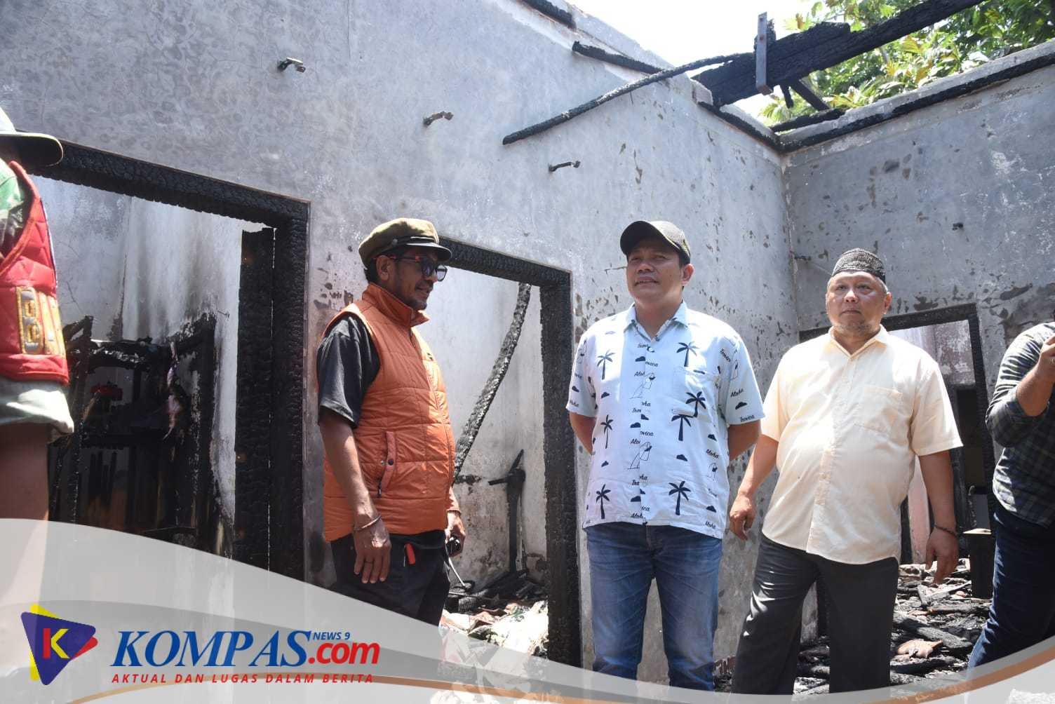 Bupati Bakal Perbaiki Rumah Warganya Yang Terbakar
